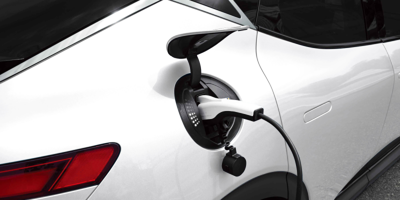 Homme rechargeant un Genesis GV60 vert