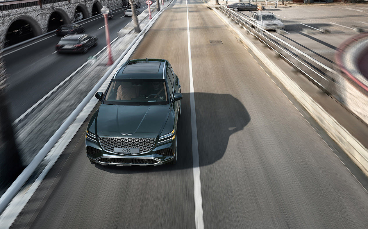 GV80 Coupe driving.