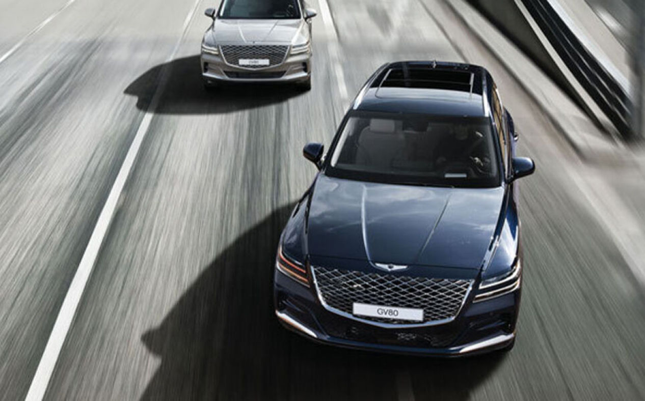 GV80 Coupe changing lanes.