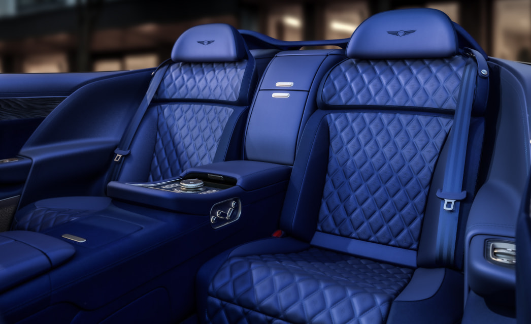 The blue-dyed blackberry tone second-row leather seats are shown zoomed in.