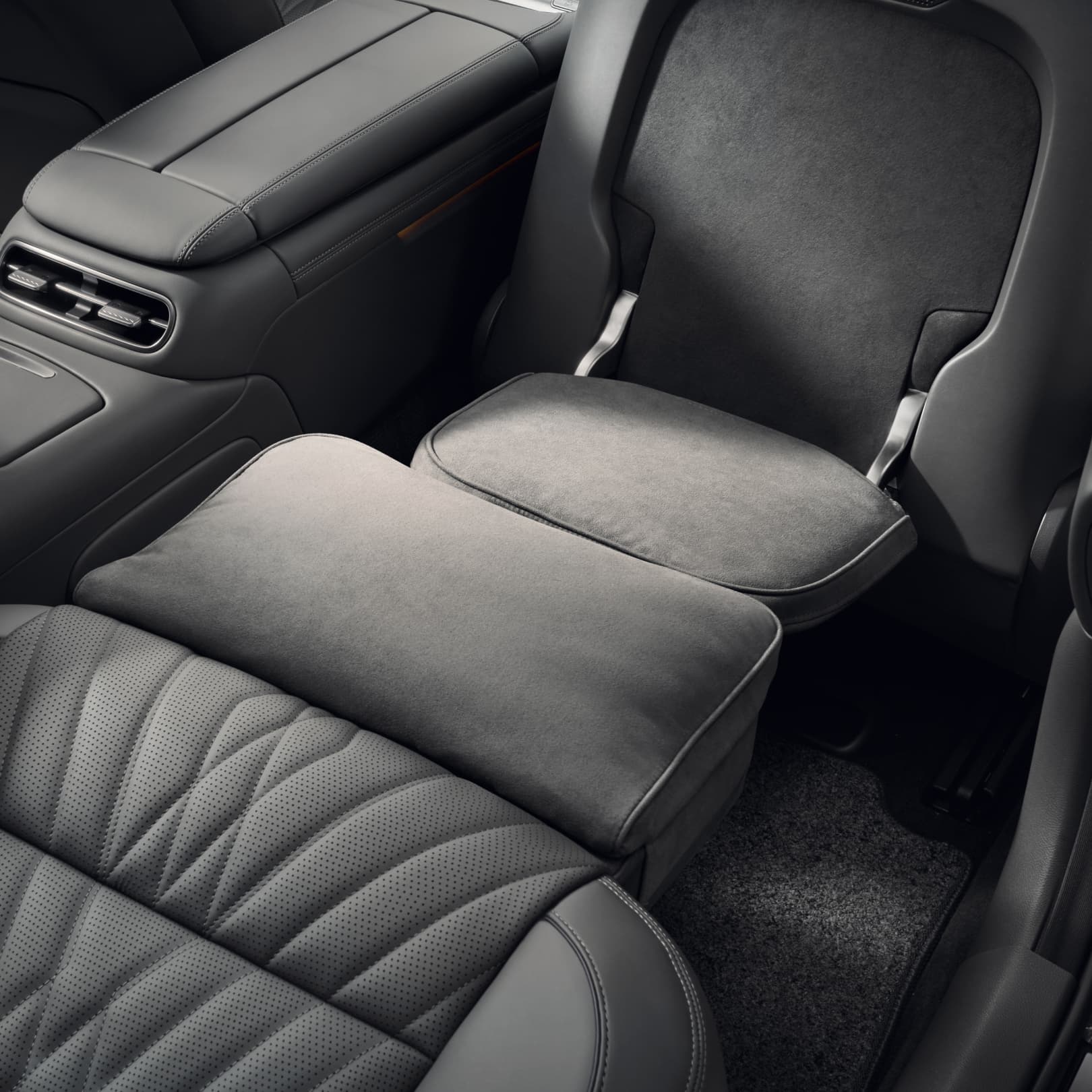 The leg and foot support are activated inside Galaxy Black and Modern Gray Two-tone interior.