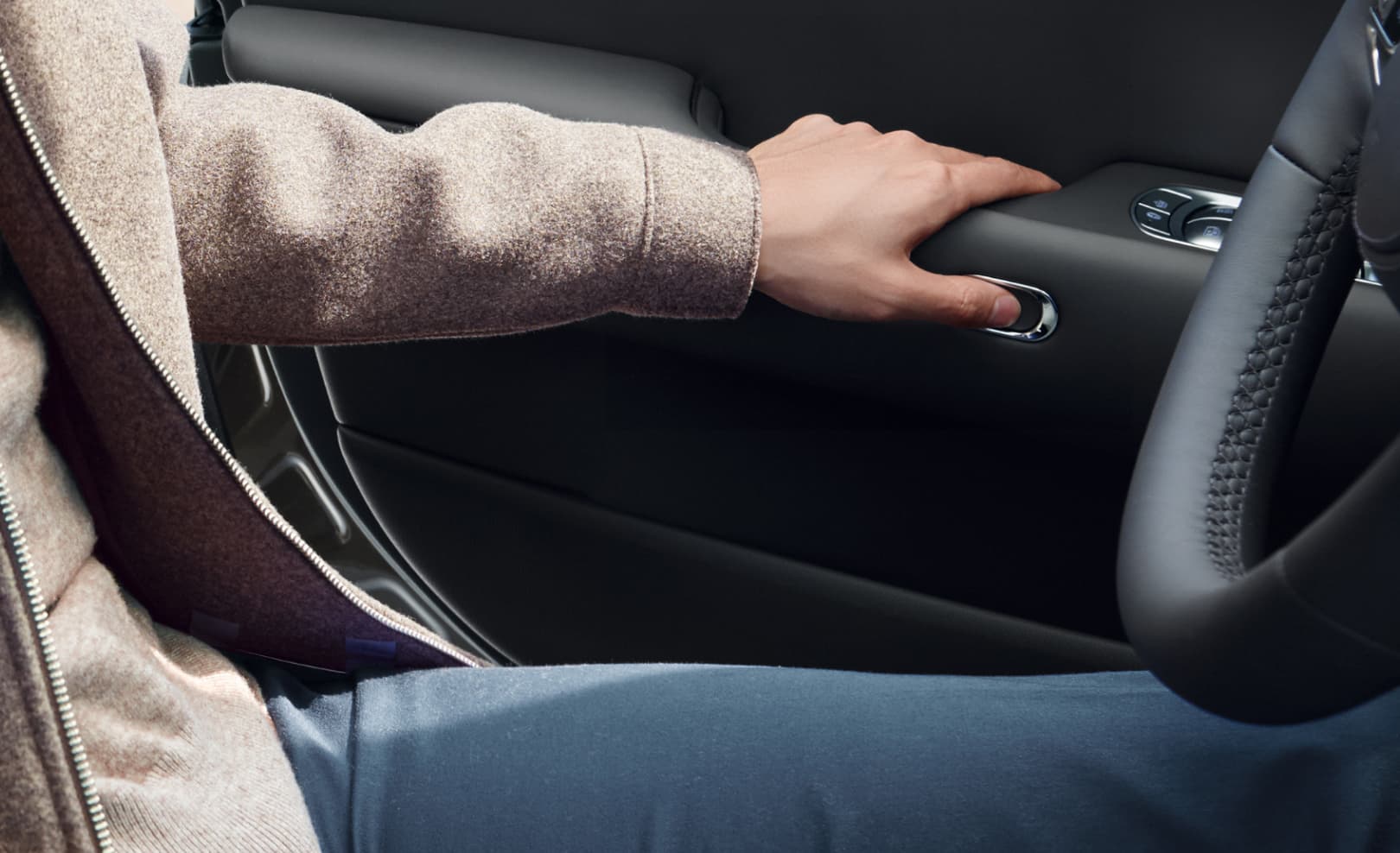 The driver presses the Easy Close System button.