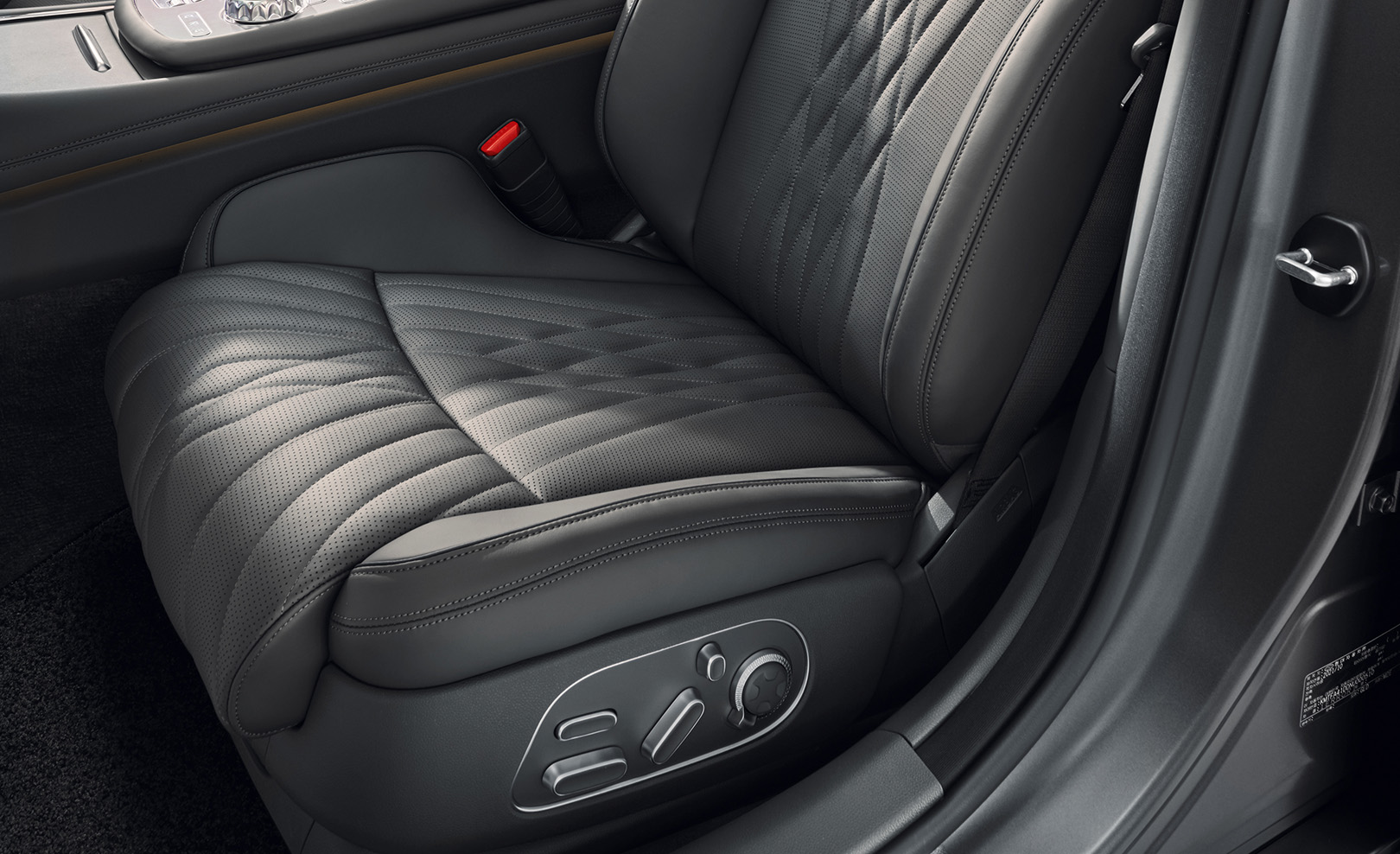The buttons for the rear seats inside Galaxy Black and Modern Gray Two-tone interior.