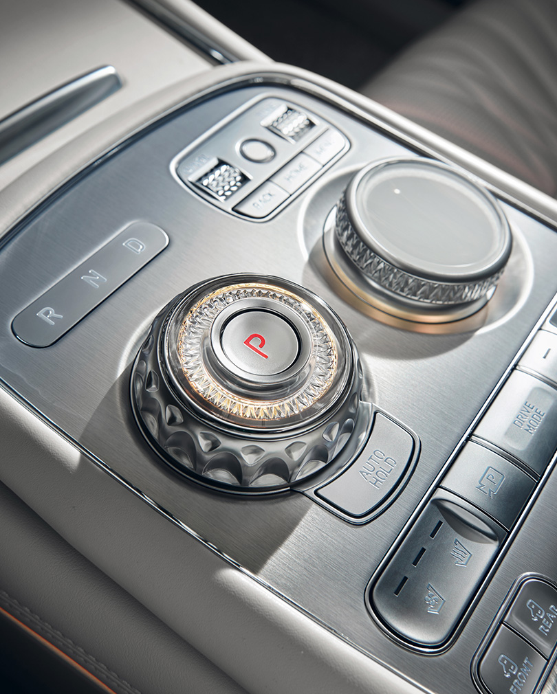 Shift-by-wire dial and integrated controller inside Urban Brown/Glacier White Two-tone interior.