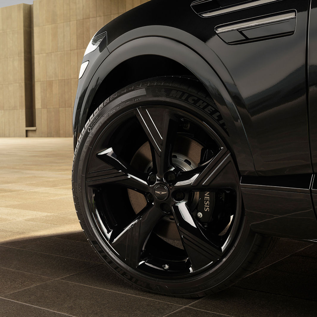 A close-up of the GV80 Black’s exclusive 22-inch black sputtering wheels is shown.