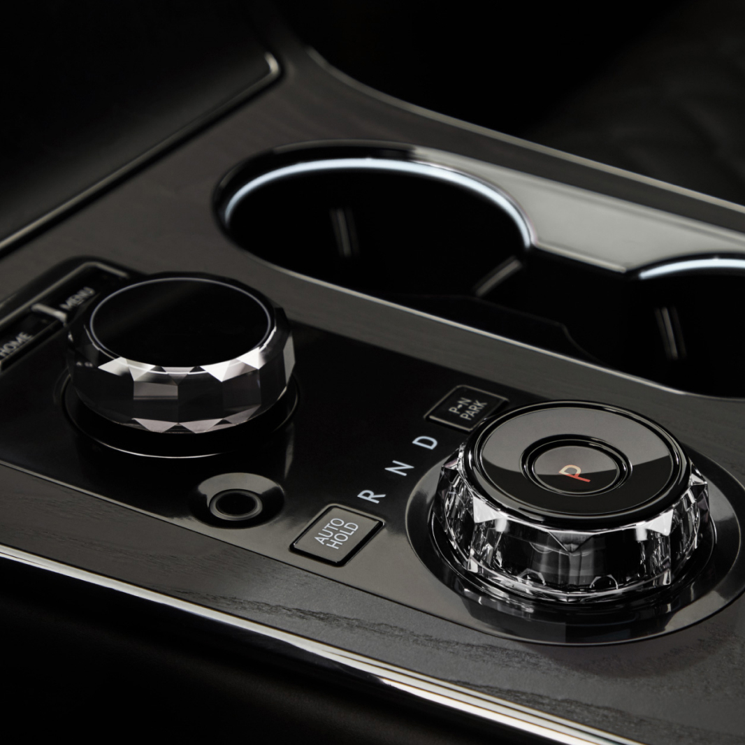 The red 'P' marked electronic shift dial and various switches are shown.