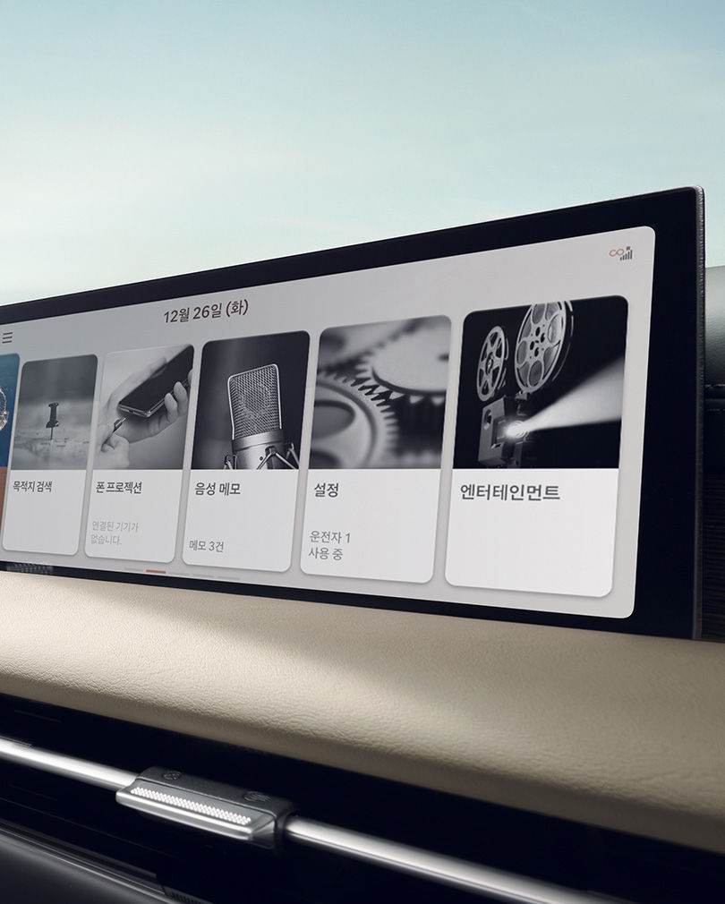 The 27-inch OLED integrated display seen inside G80.