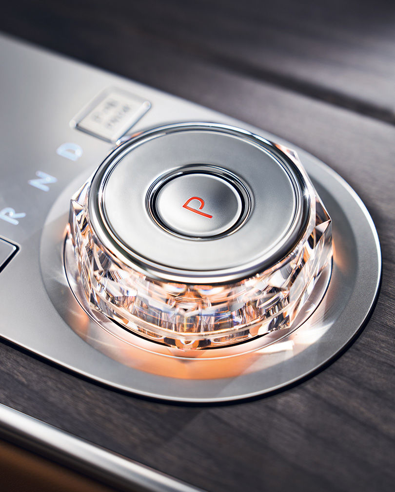Close-up of the shift-by-wire dial inside G80.