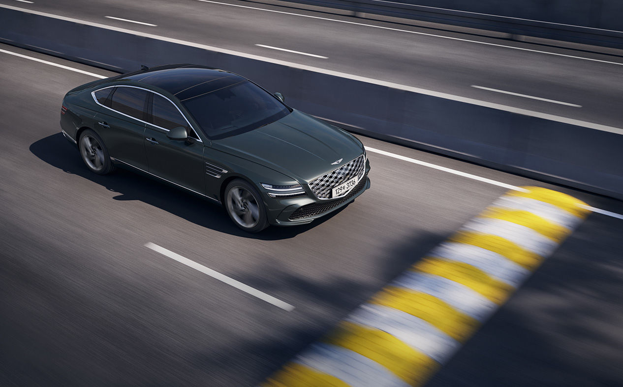 G80 drives on the road, with a speed bump up ahead. The road surface is detected with the front camera.