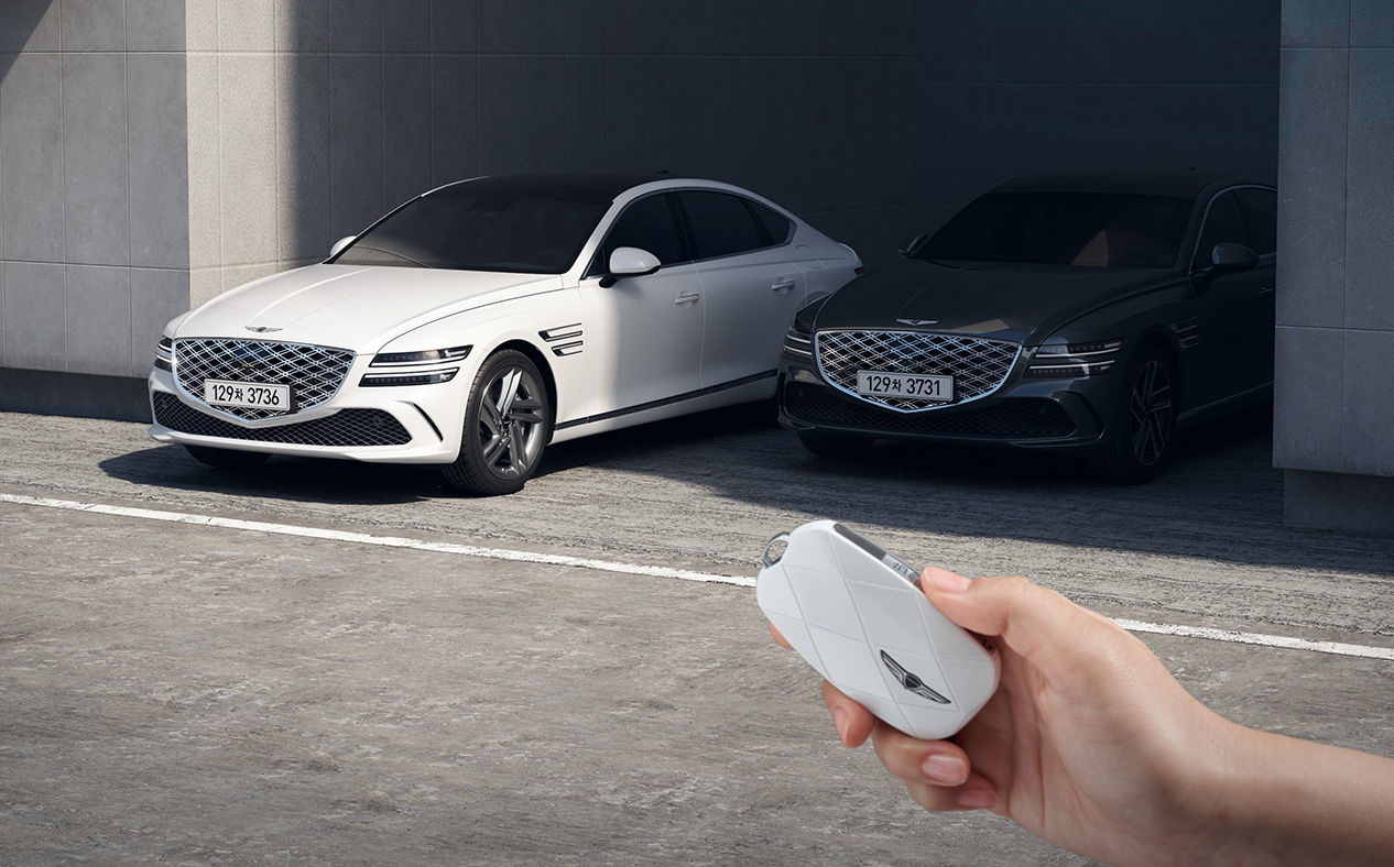 Driver exits the car and controls G80 with the digital key.