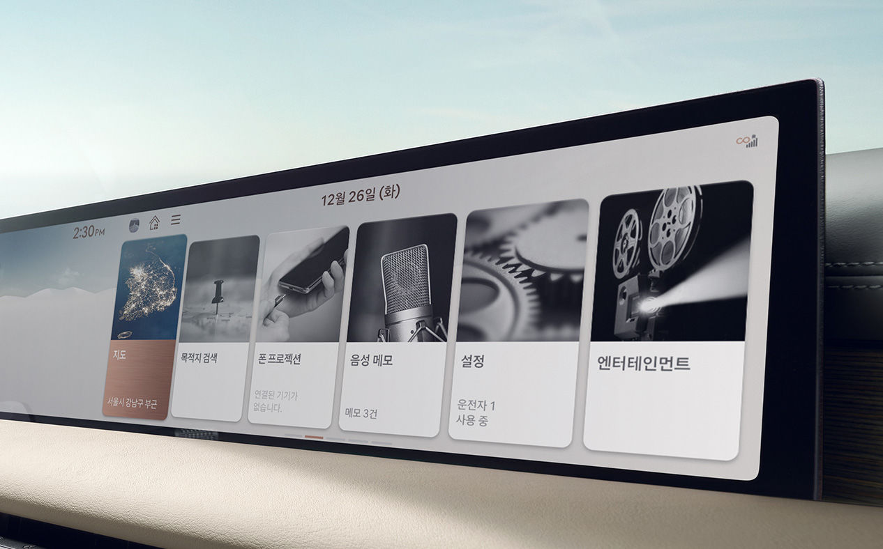 The 27-inch OLED display inside G80.