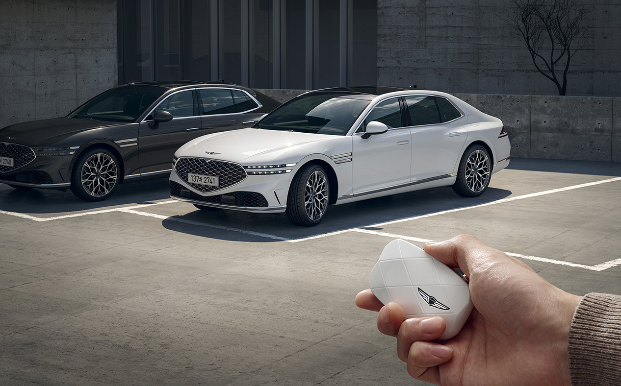 Uyuni White G90 is parked, and a hand holds the digital key.