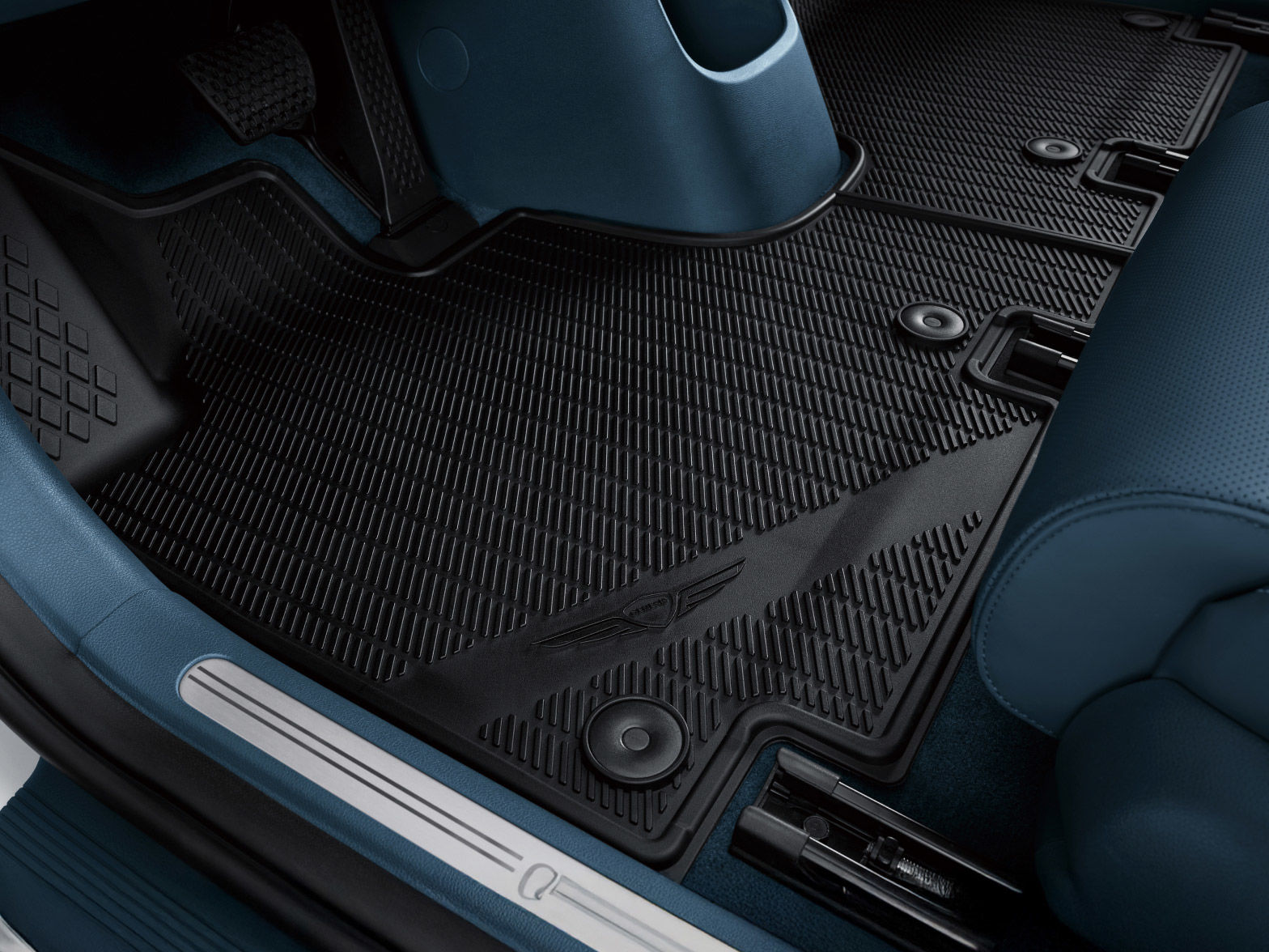  It looks like a blue-black mat has been laid on the driver's seat of the vehicle. The feel of the material to prevent slipping and contamination is clearly visible.