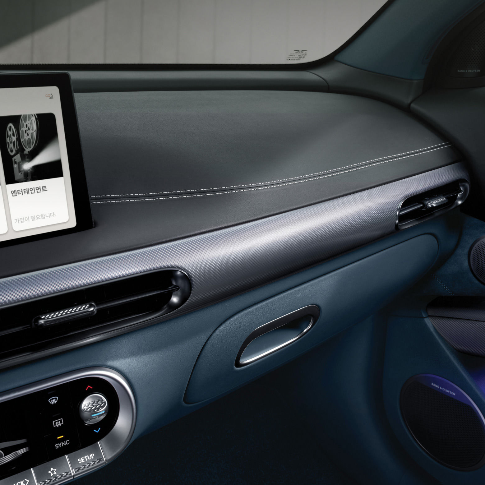 The part of the front seat interior of the vehicle using blue wood is highlighted.