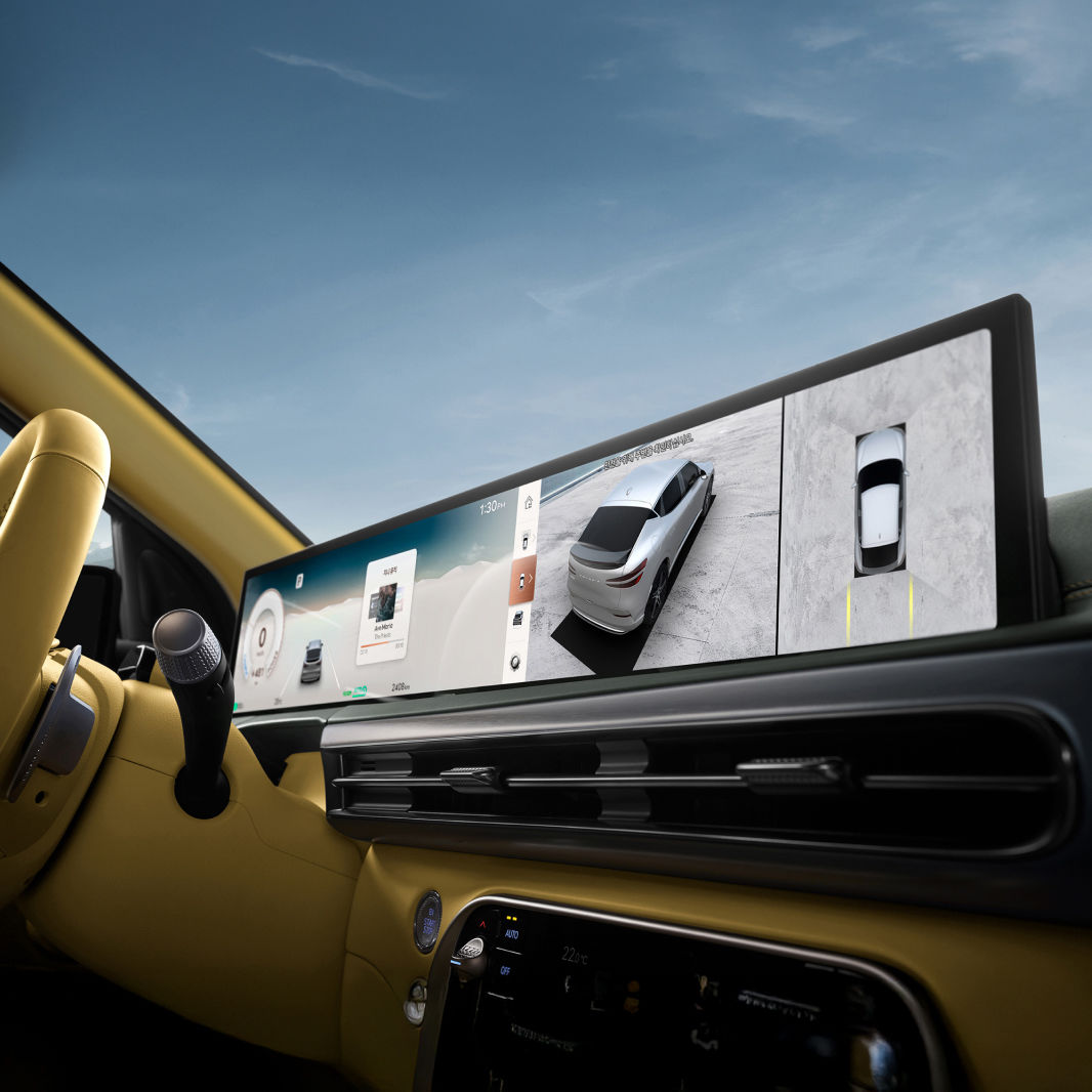 The front seat display shows the vehicle from various angles.