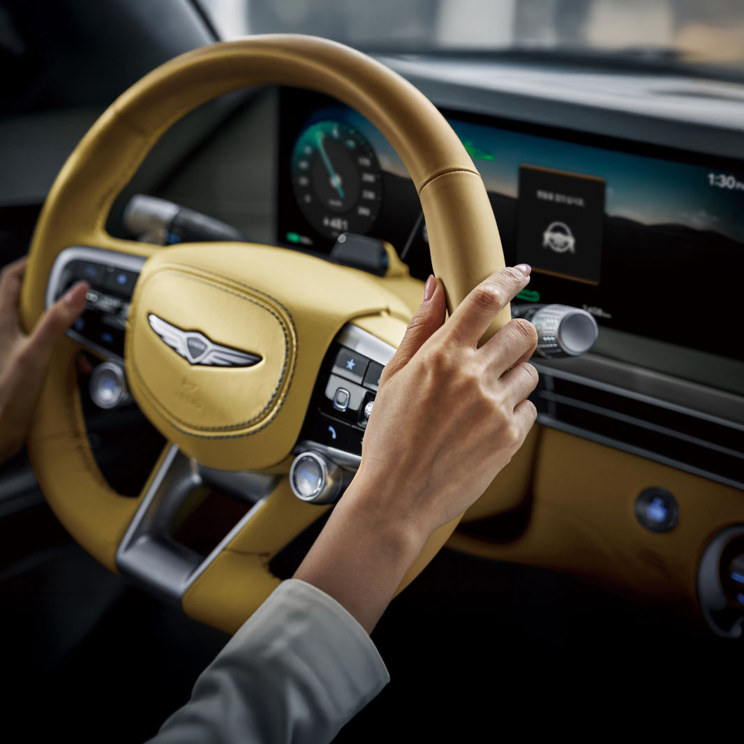 The person's hand holding the front seat handle is enlarged.